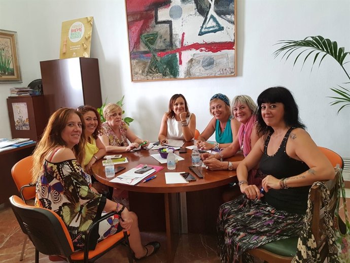 Guijarro (centro), en la reunión Plataforma contra la Violencia a las Mujeres