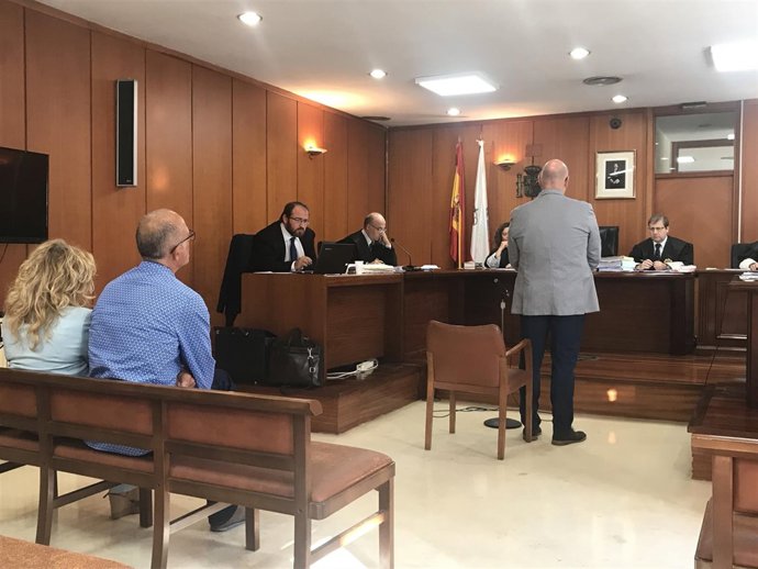 Juicio contra matrimonio acusado de quedarse con dinero de tía enferma