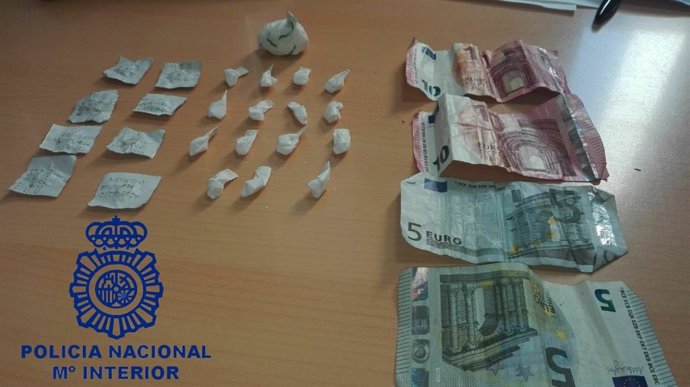 Detienen a un hombre tras intervenirle cocaína y metadona que vendía en la calle