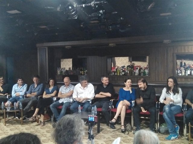 Elenco de un bar bajo la arena