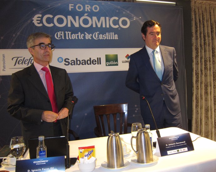 Antonio Garamendi (dcha) en el Foro Económico de El Norte. 26-9-18