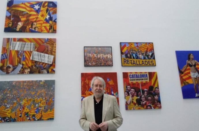 El artista Antoni Miró ante algunas de las obras de la exposición