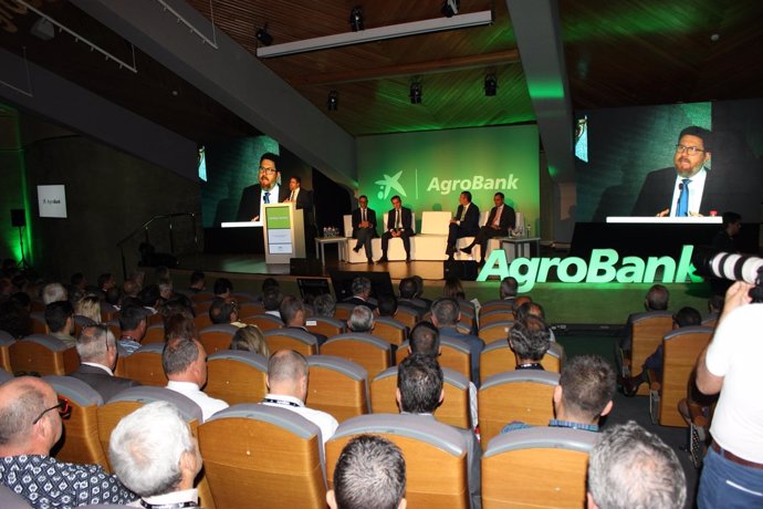 El consejero de Agricultura, Rodrigo Sánchez Haro, en una jornada Agrobank. 