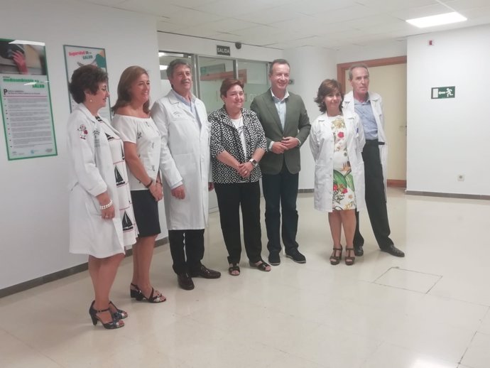 La directora gerente del SAS, Francisca Antón, visita el Hospital de Santa Ana