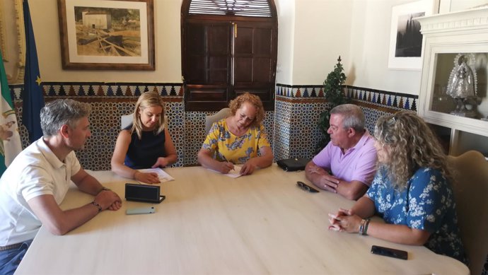 La alcaldesa de Alcalá de Guadaíra reunida con una asociación de vecinos