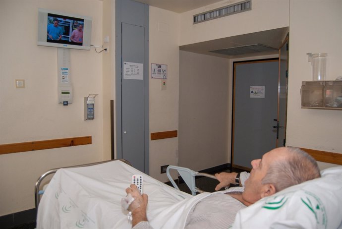 Un paciente ve la televisión en el Hospital Juan Ramón Jiménez.