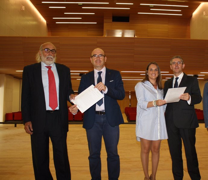 Carmona y Ruiz (centro) entregan la certificación en el Palacio de Congresos