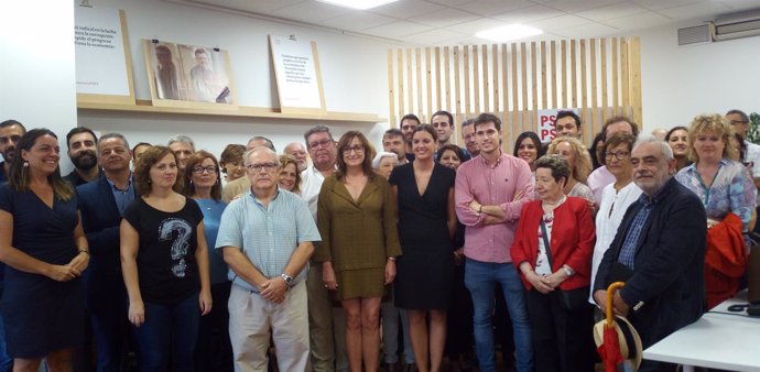 Sandra Gómez junto a miembros del PSPV que respaldan su candidatura
