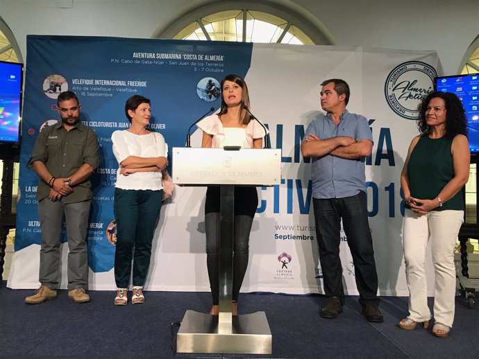 La diputada de Deportes, Ángeles Martínez, presentando 'Aventura Submarina'.