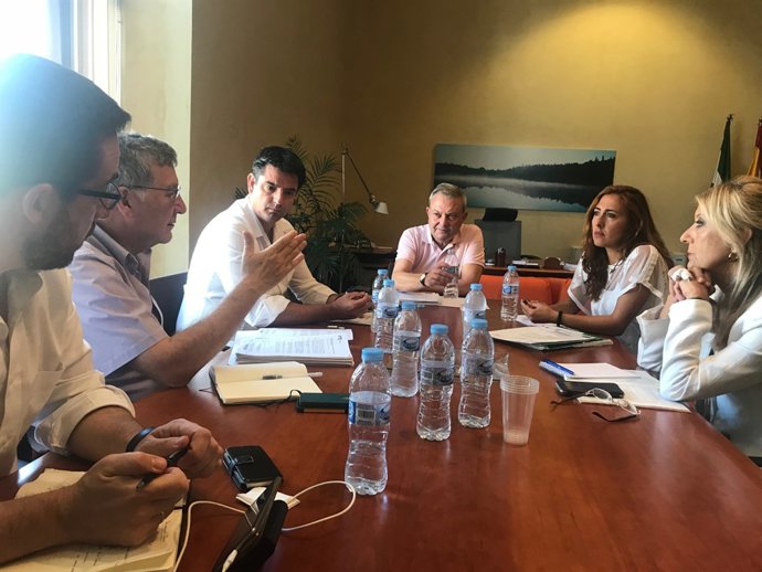 Alcalde (centro) y García (izda.) en la reunión