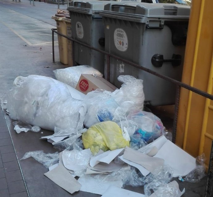 Tàrrega (Lleida) multa un comerç per deixar plàstic i cartró fora del contenidor