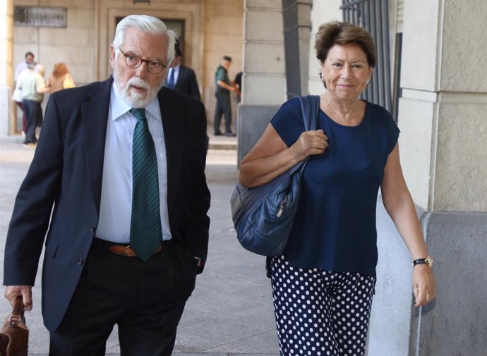 El perito Juan Ramallo junto a Magdalena Álvarez acuden al juicio de los ERE