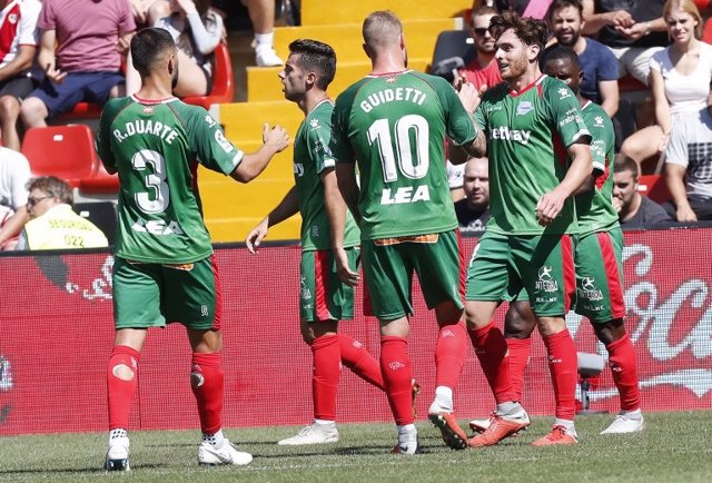El Deportivo Alavés celebra un gol en Vallecas