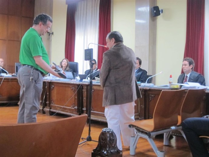 Momento del juicio en el que se enseñan el arma al acusado                    