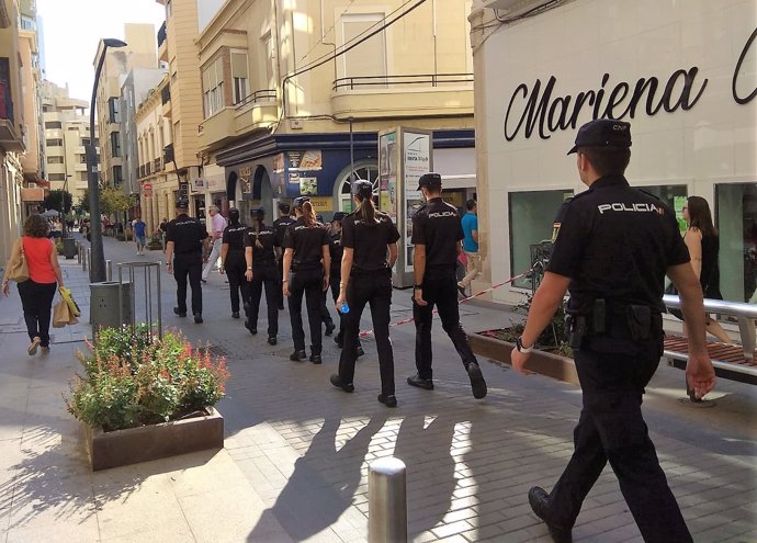 Un grupo de agentes de Policía Nacional camina por el centro de Almería