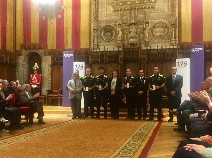 Ada Colau i Amadeu Recasens lliuren medalles a la Urbana