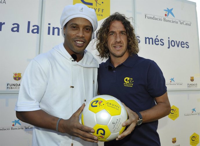 Ronaldinho y Puyol en el Cruyff Court Les Roquetes