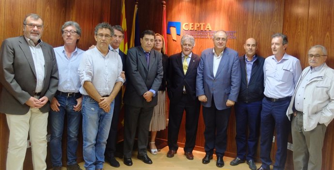 J. Antoni Belmonte, en el centro, acompañado de la junta directiva de Cepta