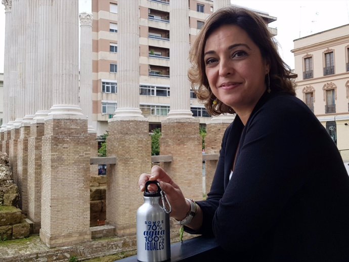 Isabel Ambrosio con una botella de Emacsa