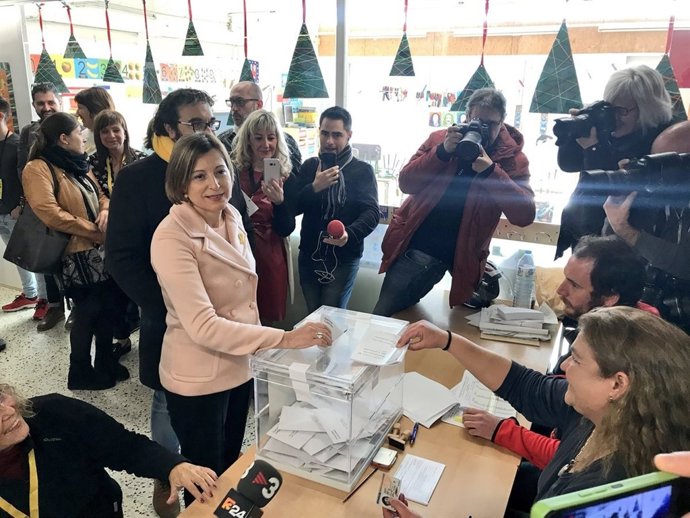 Carme Forcadell votant durant les eleccions catalana del 21-D