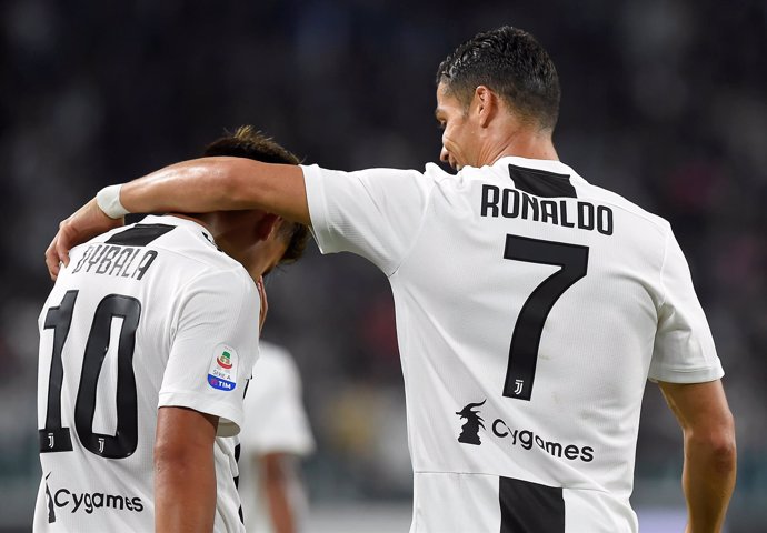 Dybala y Cristiano se abrazan tras un gol de la Juventus
