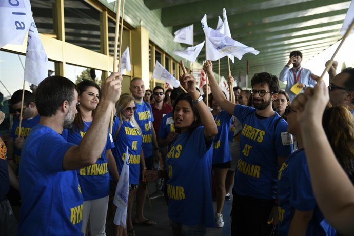Los sindicatos protestan en el Aeropuerto de Madrid-Barajas Adolfo Suárez durant