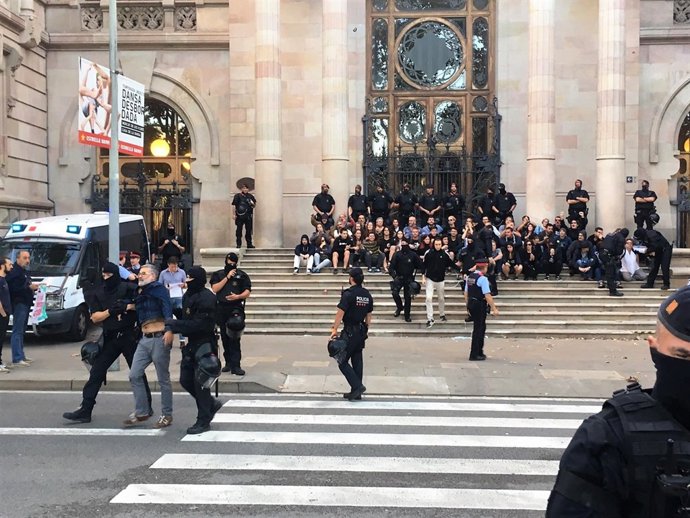 Els Mossos desallotgen un a un els CDR concentrats al TSJC