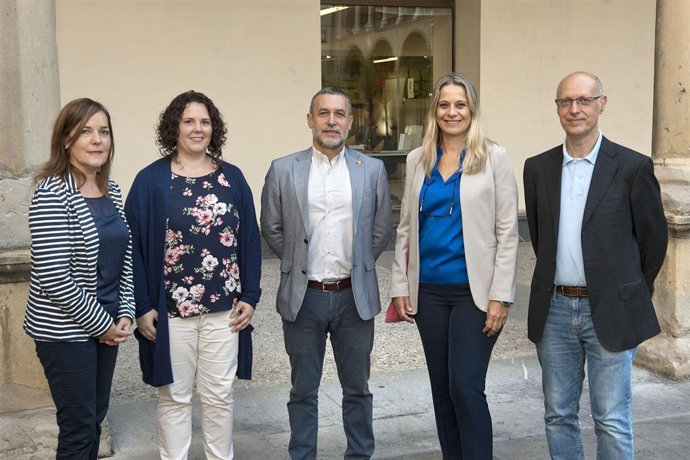 Miguel Laparra y Raquel Martín (en el centro)