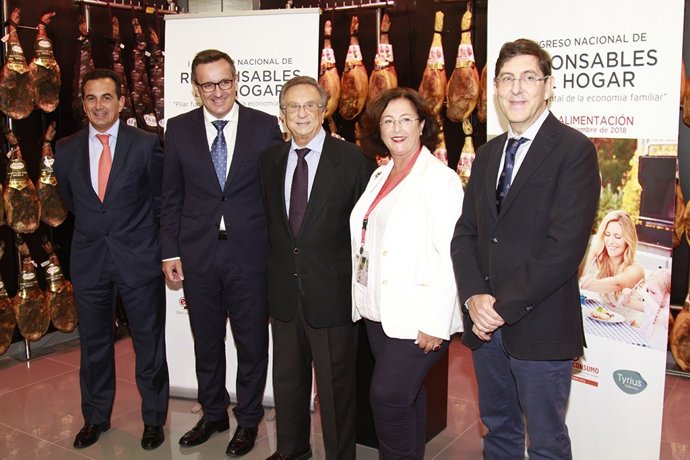 TOMÁS FUERTES JUNTO AL DELEGADO Y EL CONSEJERO JUNTO A PRESIDENTE THADERCONSUMO