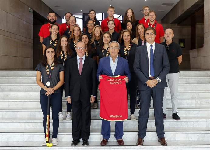 Alejandro Blanco, con la selección femenina de hokcey hierba