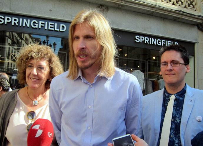 . Pablo Fernández (C) Atiende A Los Medios En Salamanca.         