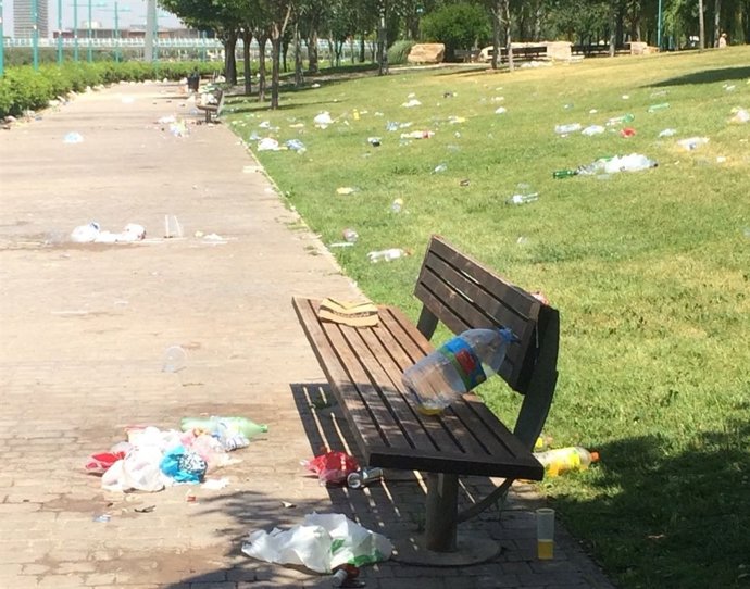 Suciedad en las riberas del Ebro a causa del botellón