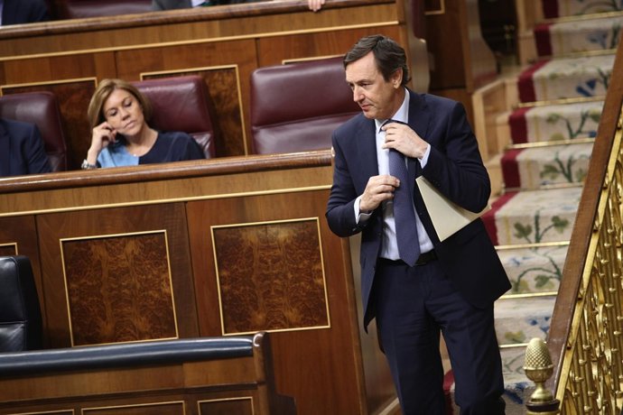 Cospedal y Rafael Hernando durante el pleno en el Congreso