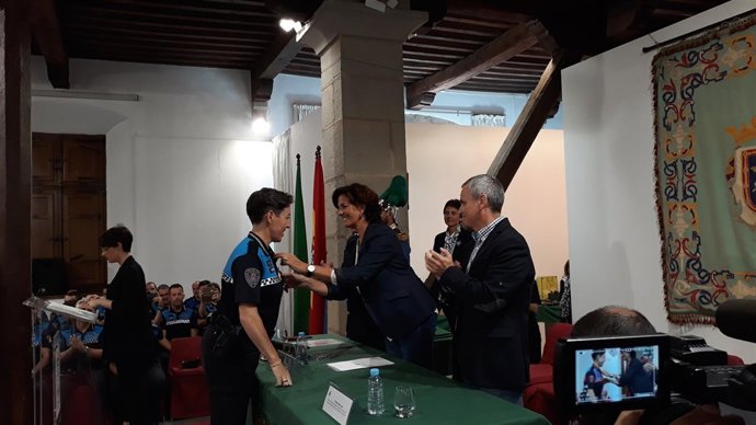 Itziar Gómez entrega una medalla de servicios distinguidos a una agente