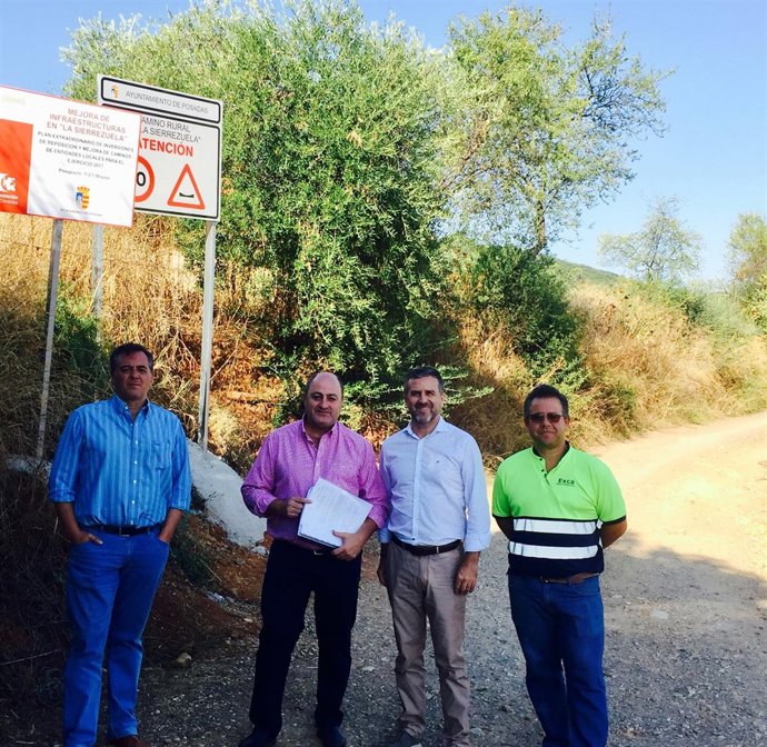 Sánchez (segundo por la dcha.) entrega la obra al Ayuntamiento de Posadas