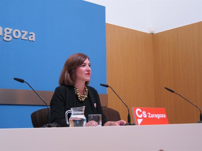 La portavoz de Cs, Sara Fernández, en rueda de prensa en el Ayuntamiento