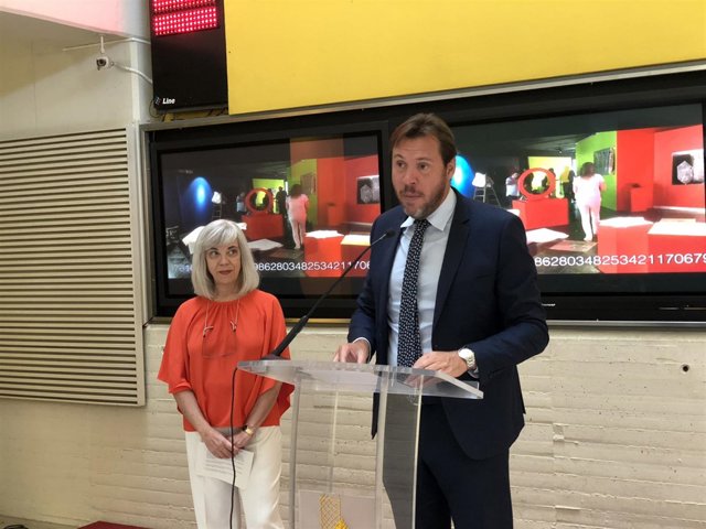 Óscar Puente con la directora del Museo de la Ciencia, Inés Rodríguez, 27-9-18