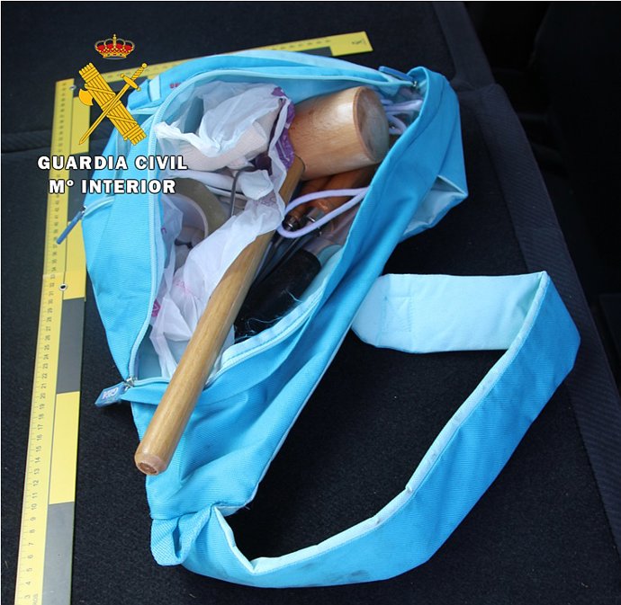 Maza intervenida al detenido. 