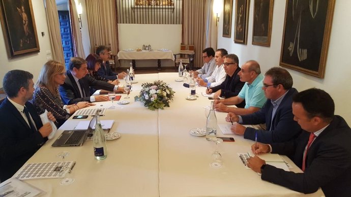 REunión del ministro de Agricultora con OPAS en Zafra