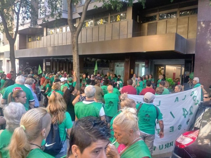 Prop de 400 persones s'han concentrat davant l'Agència de l'Habitatge