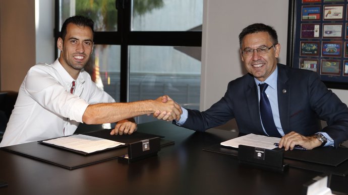 Sergio Busquets y Josep Maria Bartomeu (FC Barcelona) en la firma del contrato