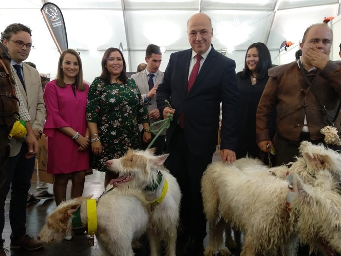 Antonio Ruiz (centro), y otras autoridades, en la inauguración de Intercaza