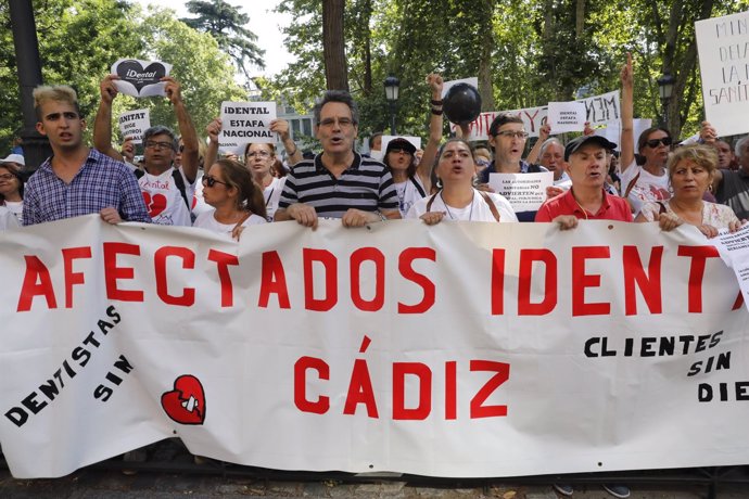 Manifestación en Madrid de afectados por la empresa de odontología iDental