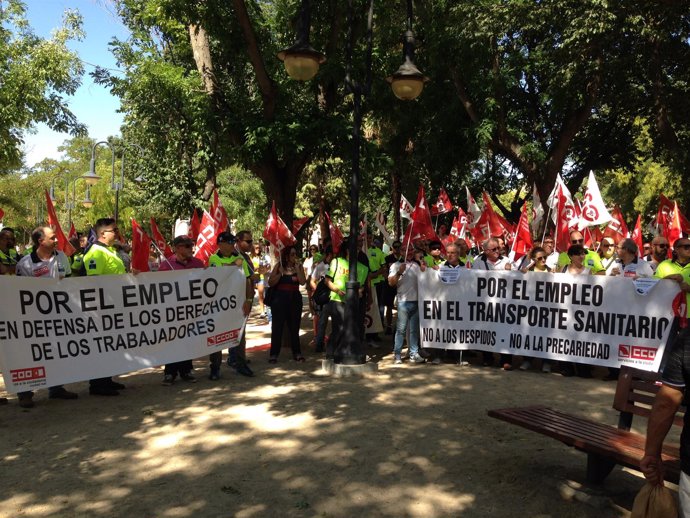 Trabajadores de ambulancias de C-LM se manifiestan en Toledo 