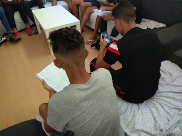 Menores inmigrantes no acompañados en un centro de Badalona