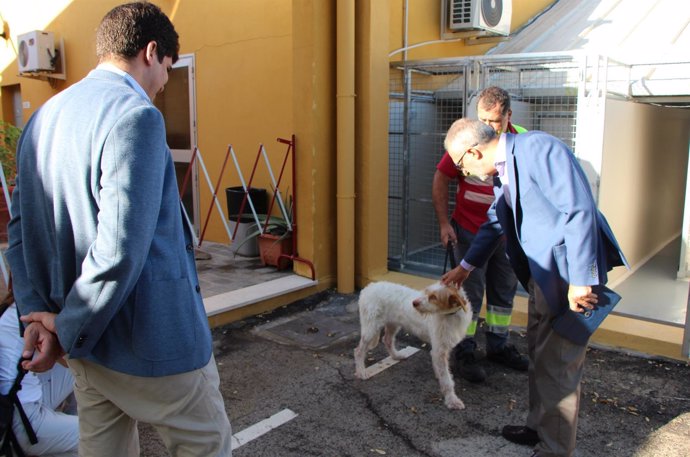 Juan Manuel Flores visita las instalaciones del Zoosanitario