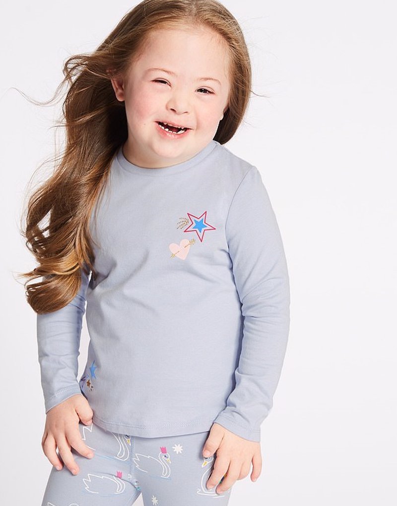 Una cadena de grandes almacenes británica lanza una de ropa exclusiva para niños con discapacidad
