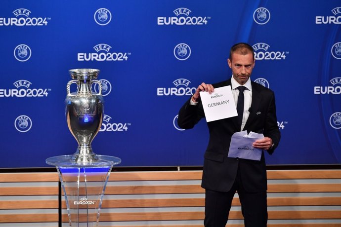 Ceferin muestra el sobre ganador con Alemania para la Euro 2024
