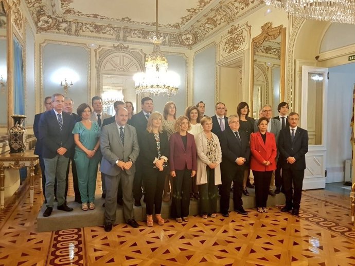 Autoridades en la reunión frente al reto demográfico