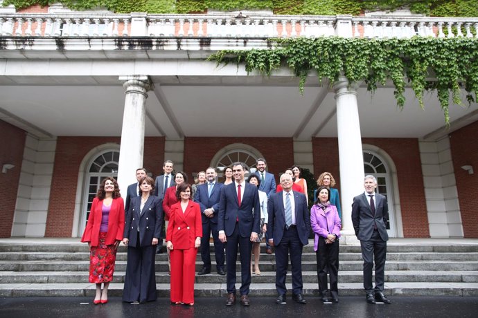 Foto de familia de Pedro Sánchez con sus ministros en Moncloa